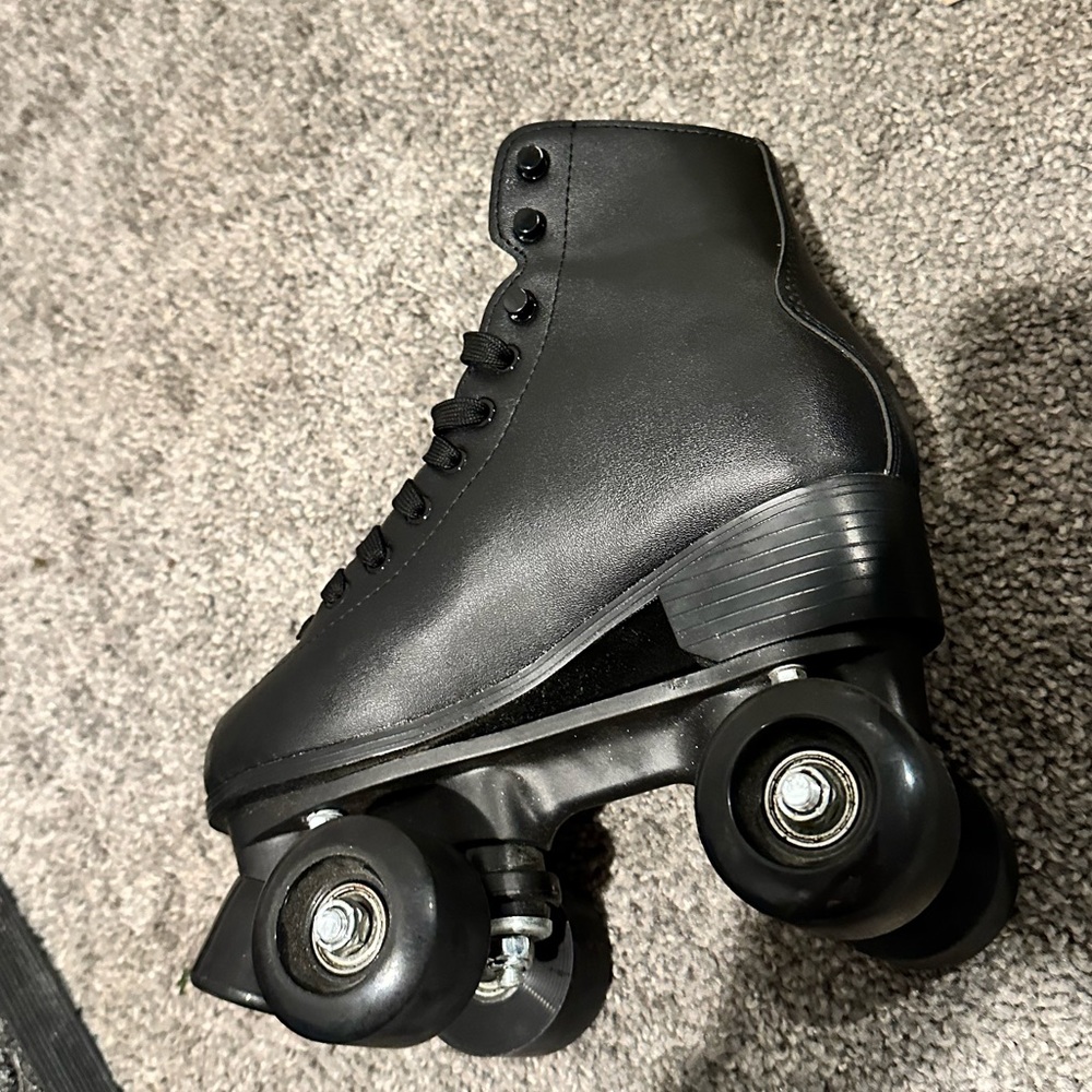 Black Roces Roller Skates, fits US women’s size 6